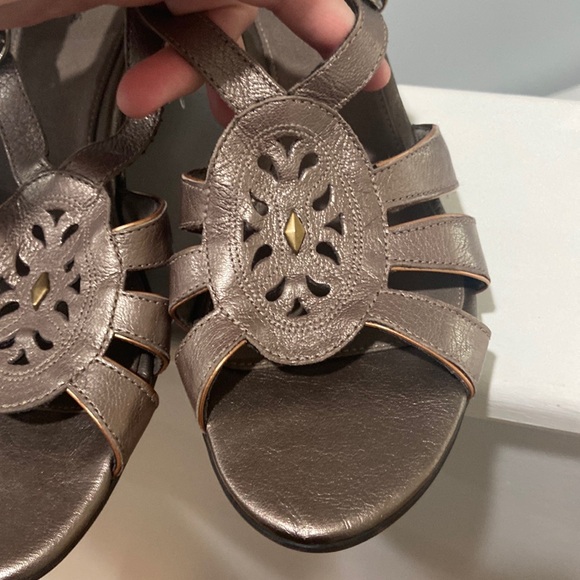 CLARKS Bendables Leather Wedge Sandals Bronze color Women's Size 11m EUC - Picture 4 of 17